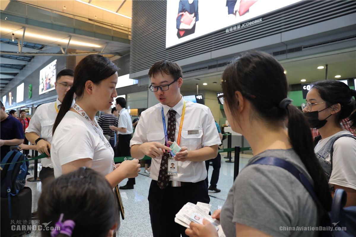 東航制作“手機(jī)自助退改”卡片發(fā)給現(xiàn)場旅客，向旅客講解使用方法。旅客可以掃描卡片上的二維碼自助退改機(jī)坪，節(jié)省撥打電話改簽和柜臺排隊的待定時間。供圖/東航