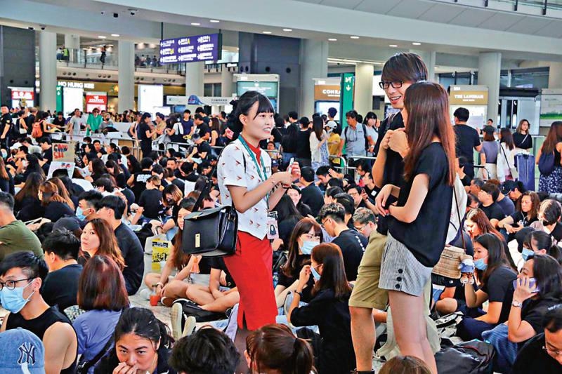 停飛暴動機長前 仍有國泰航空空姐參與非法集會