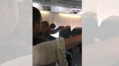 太陽之翼航空客機降落時爆胎 乘客被頭頂物品砸中