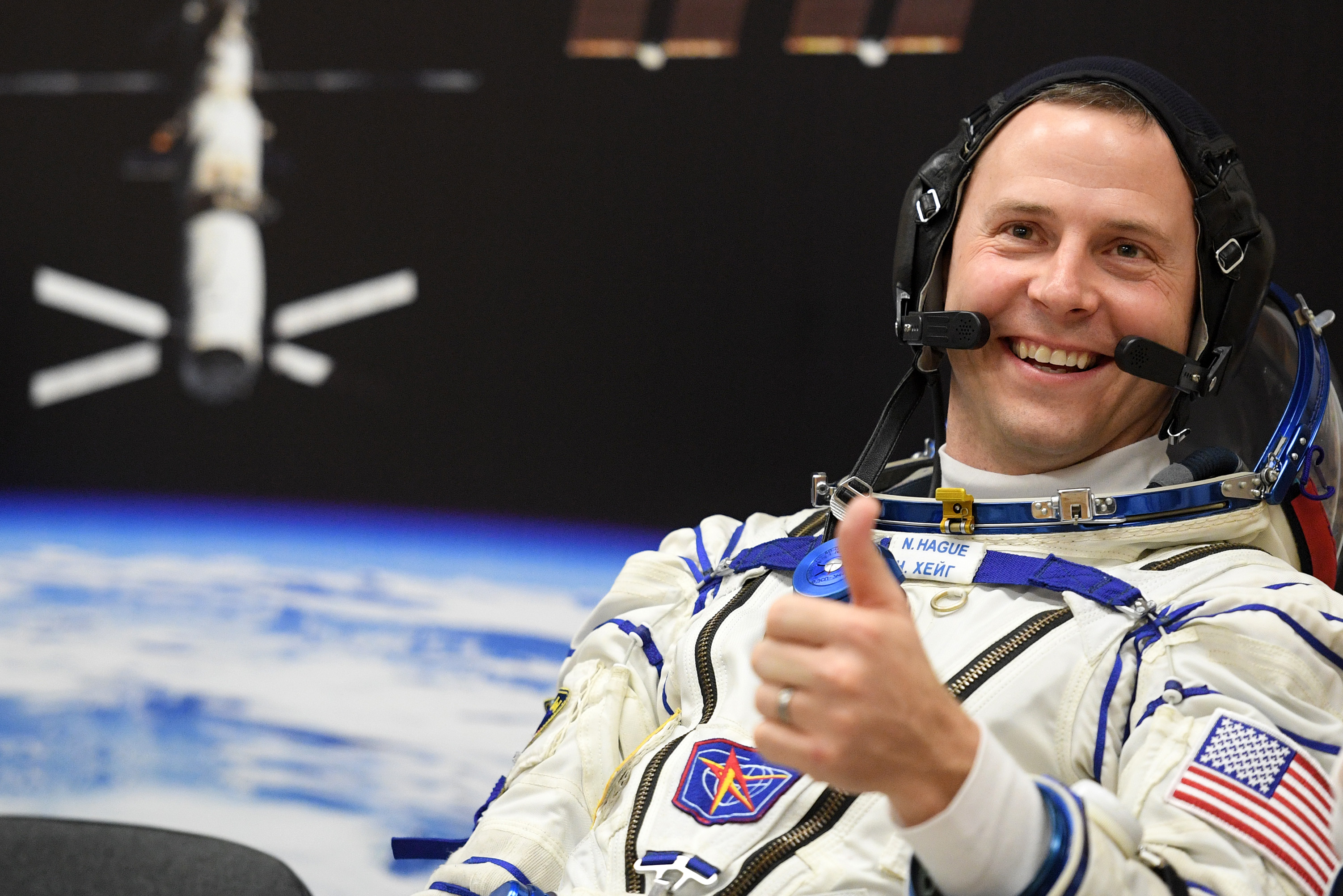 美國國際航空航天局（NASA）宇航員尼克·海格（Nick Hague）是國際空間站（ISS）59/60探險隊的成員，在俄羅斯租借的拜科努爾航天飛機同盟號MS-12航天器發(fā)射升空之前不久做出了姿態(tài)。 [照片：法新社/ Kirill KUDRYAVTSEV]