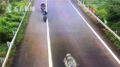 船期查詢-3輛摩托呼嘯而過！民警眼皮子底下無證飆車 拘他