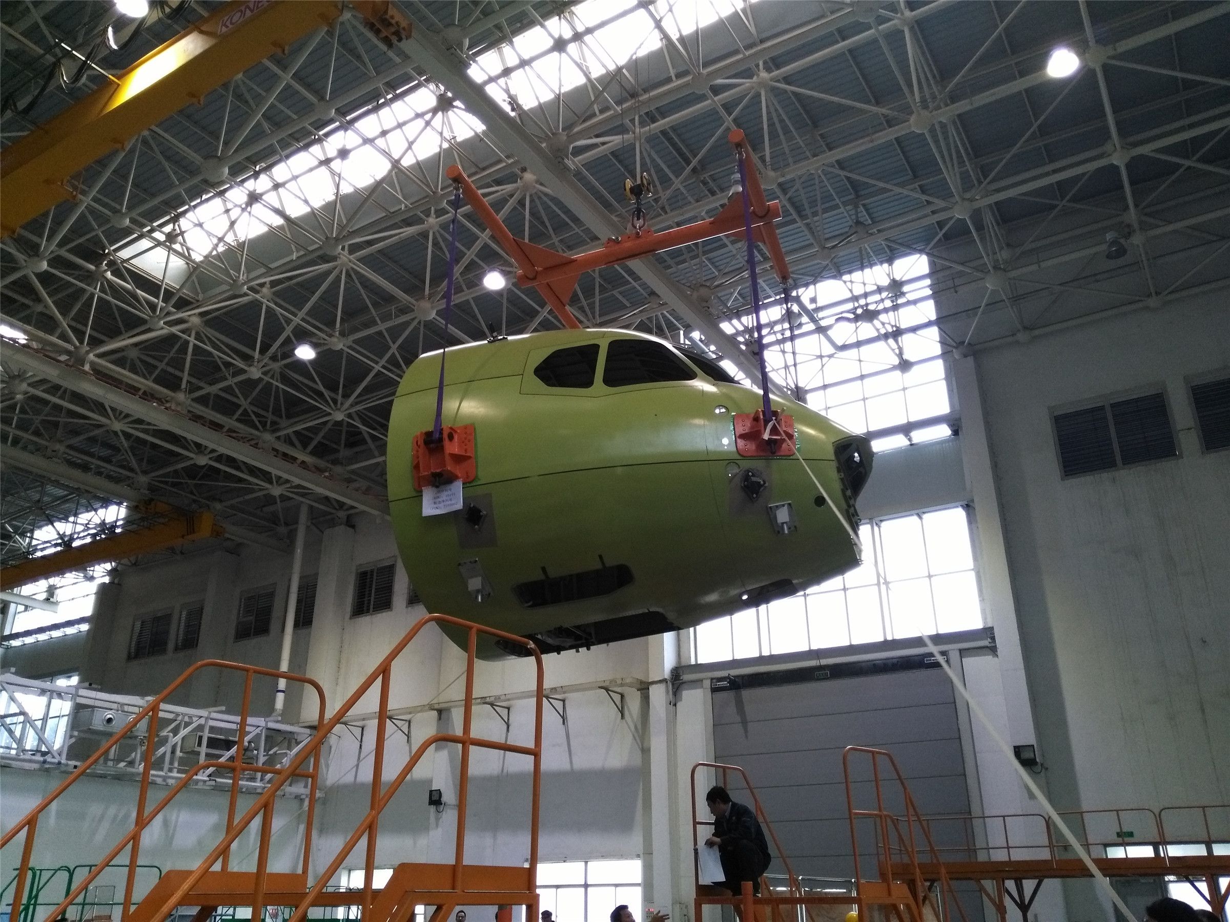 10月9日，新舟700首飛飛機機頭在成飛民機下架
西飛民機供圖