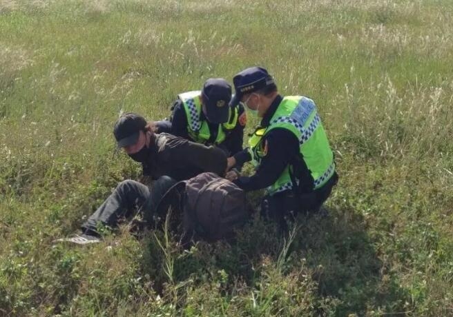 迪拜國際快遞華航客機準備起飛時 一男子爬上起落架