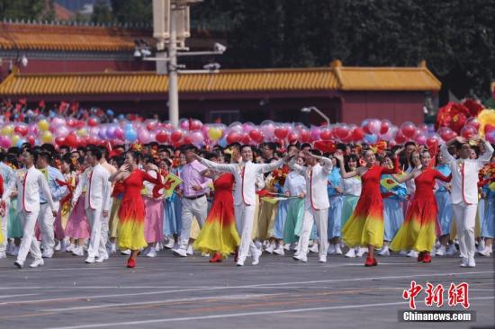 10月1日上午，慶祝中華人民共和國成立70周年大會在北京天安門廣場隆重舉行。圖為群眾游行。中新社記者 杜洋 攝