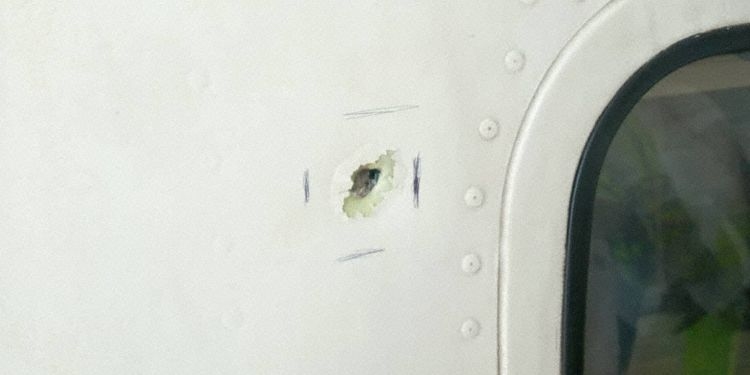 喀麥隆新舟60飛機降落時遭槍擊 機身中彈安全降落