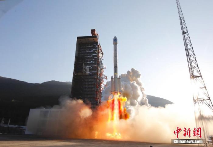 北京時(shí)間11月23日8時(shí)55分，速爾物流電話 ，中國在西昌衛(wèi)星發(fā)射中心用長征三號乙運(yùn)載火箭搭配遠(yuǎn)征一號上面級，以“一箭雙星”方式成功發(fā)射第50、51顆北斗導(dǎo)航衛(wèi)星。 高楠 攝