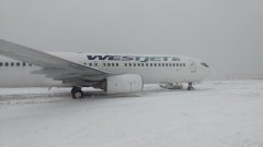 烏克蘭航空-視頻：西捷航空一客機雪天著陸時沖出跑道 無人受傷