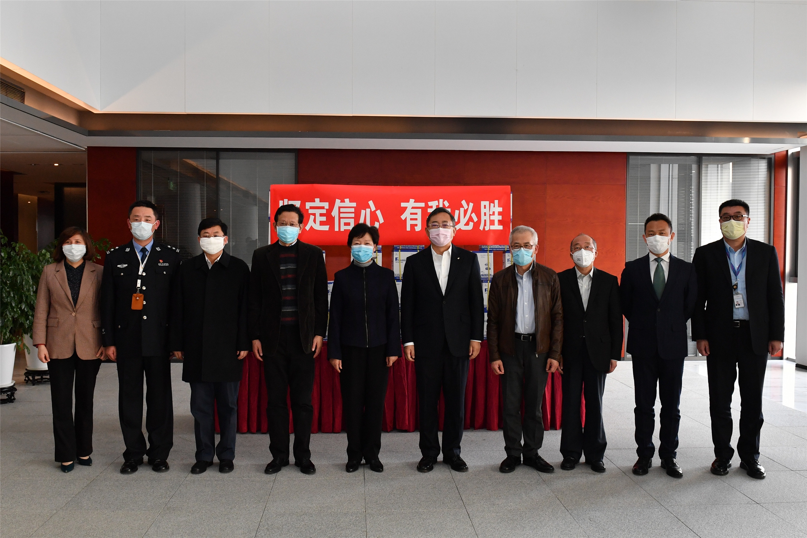 美籍華人、東航集團(tuán)、民盟上海市委跨洋接力 一百萬件手套馳援防疫一線