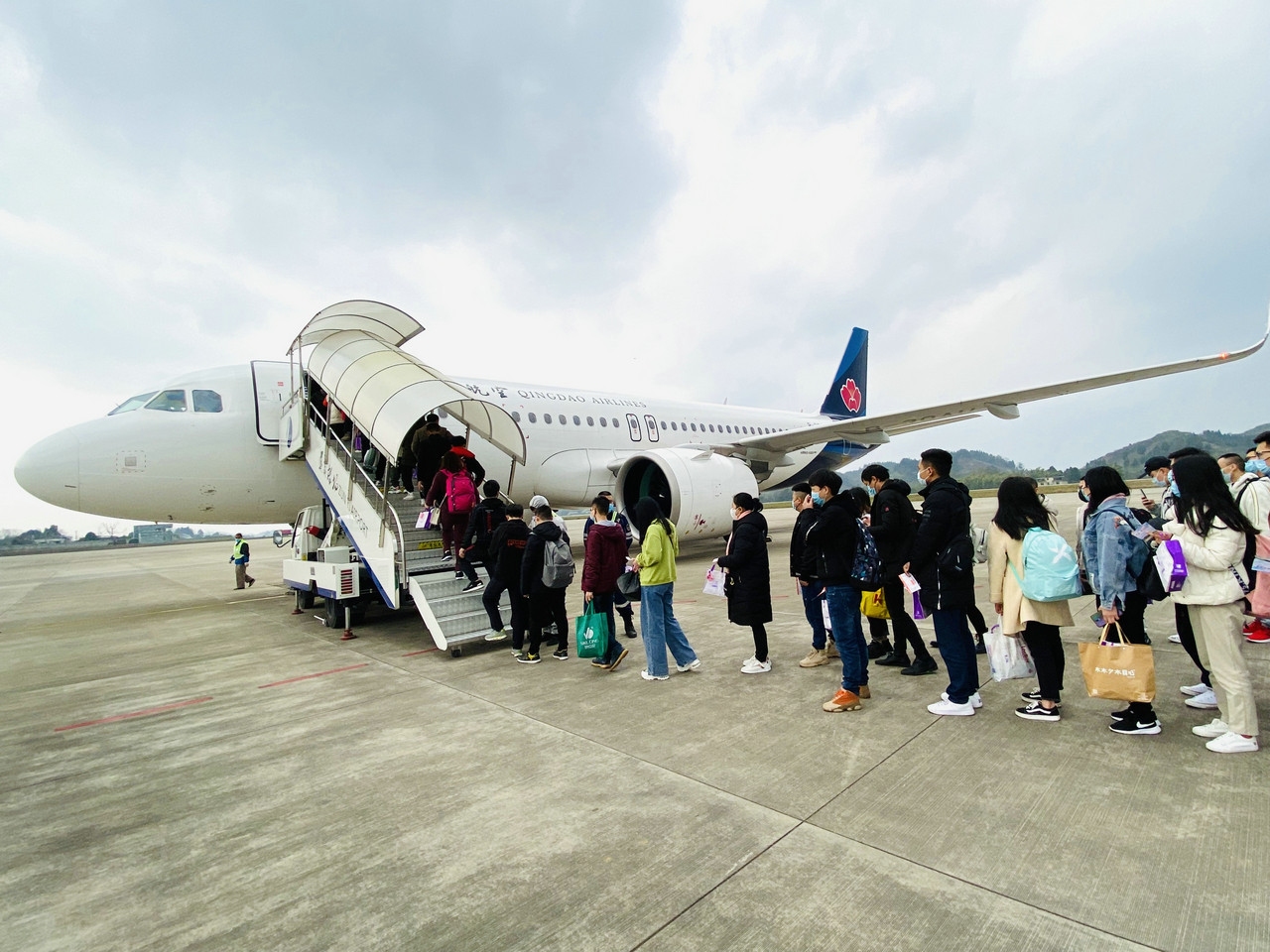 青島航空硬核助力復工復產(chǎn) 75名務工人員順利包機返青