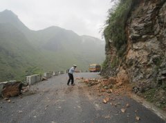 迪拜國(guó)際快遞大化交警排除公路險(xiǎn)情保平安