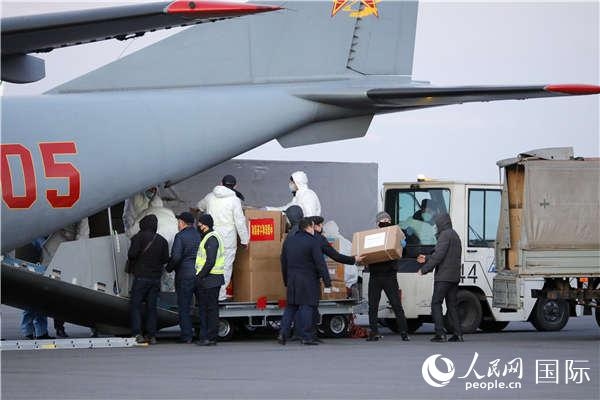 與中國專家組同機運抵哈薩克斯坦的援助醫(yī)療物資（中國駐哈薩克斯坦使館供圖）