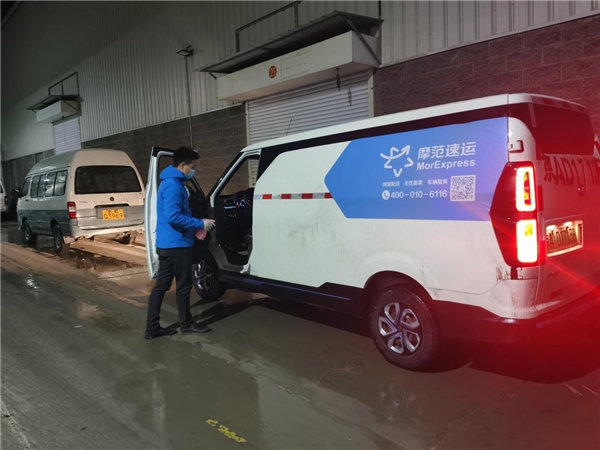 可以定制多種專用組合貨架和多樣設(shè)計(jì)滑軌
-武漢中歐班列