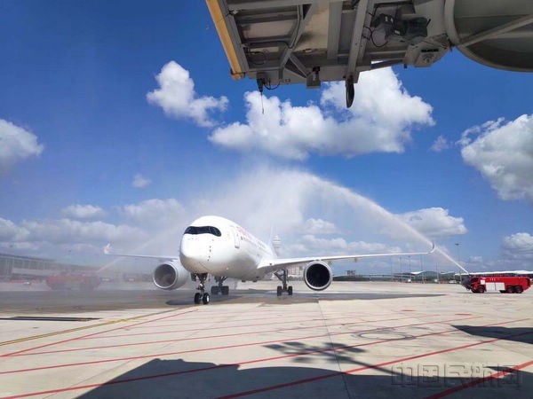 從主基地上海浦東國際機場衛(wèi)星廳首架騰飛的東航A350-900客機