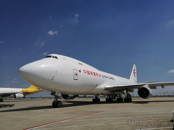 在浦東機場的東航物流全貨機