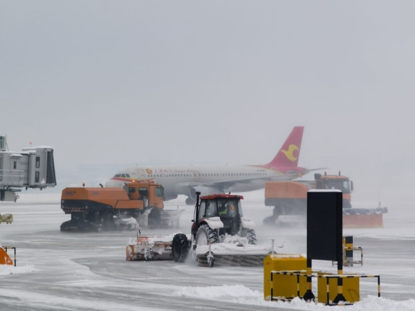 伊寧機(jī)場全力保障2021年首場大降雪